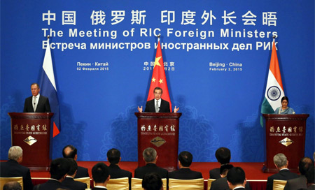 Cancilleres de Rusia, China e India analizan temas cruciales en Pekín